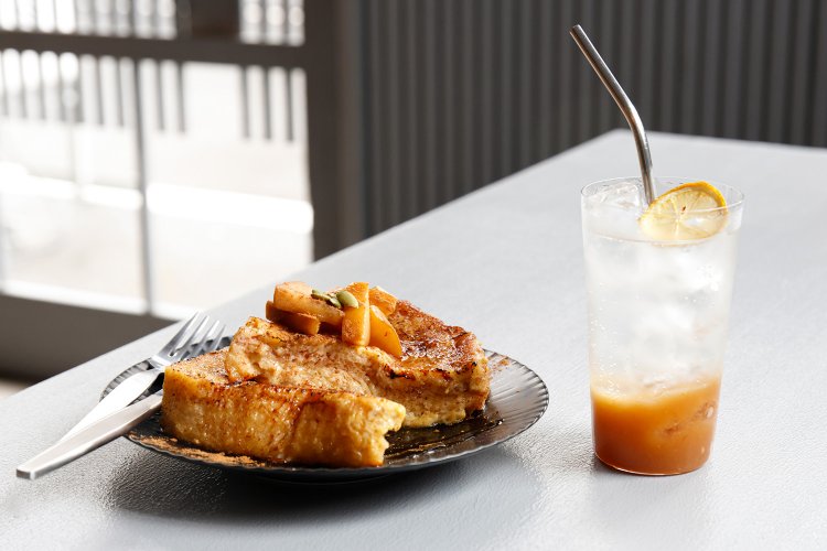 自家製ジンジャーエール780円と、ふわとろのアップルシナモンフレンチ1100円。