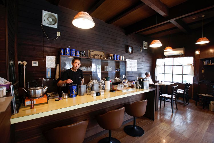 壁も床も木張り。ランプは小林さんのお手製だ。