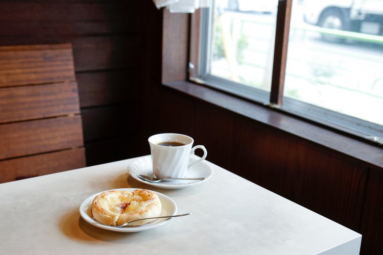 サイフォンで淹れるブレンド450円と、小腹にちょうどいい自家製パン250円。写真はリンゴジャム。