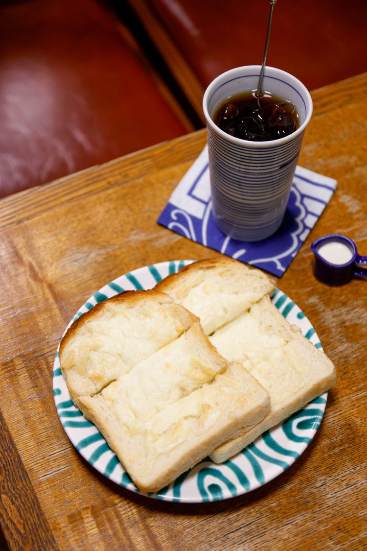 ハンドドリップを急冷したアイスコーヒー600円はスッキリこっくりした飲み心地。チーズトースト650円と。