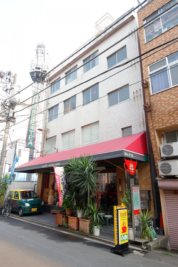 テラス席も1卓あり。