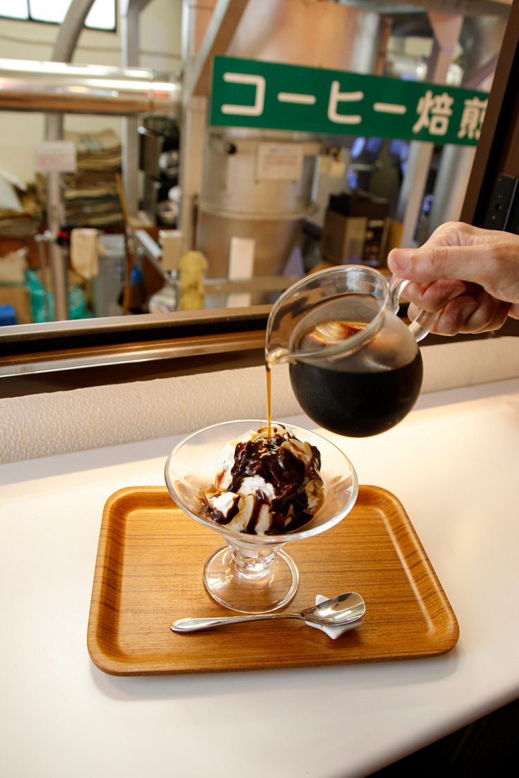 アフォガト750円。ホイップ＆チョコシロップがけのアイスクリームに、アイスコーヒーを注ぐ。そのまま飲めば、香り深し。