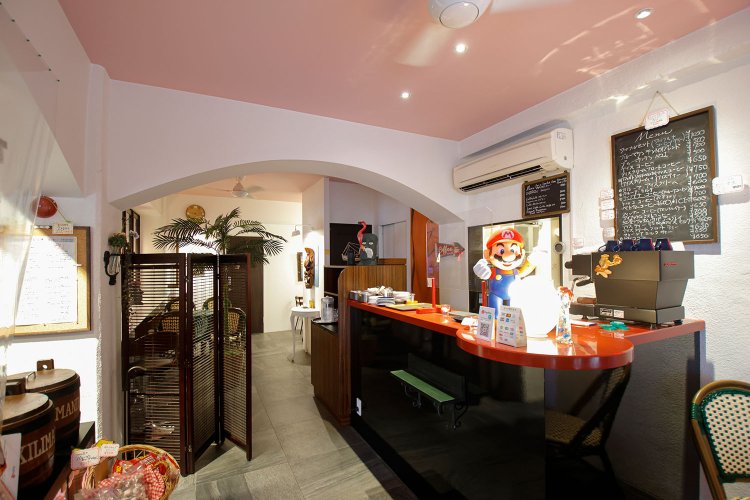 ハワイの老舗ホテルに着想を得て、ピンクの天井＆アーチ壁に仕立てた。