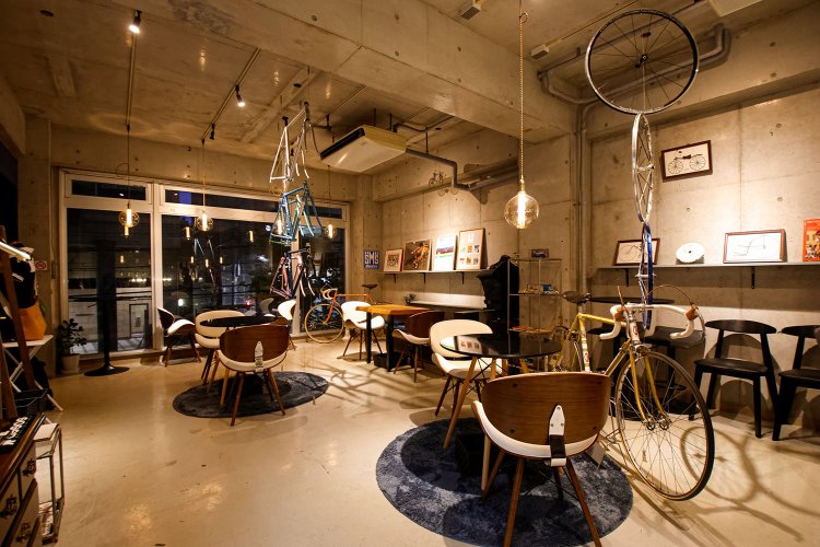 パーツを粋に飾る。コーヒーイベントも時折開催。