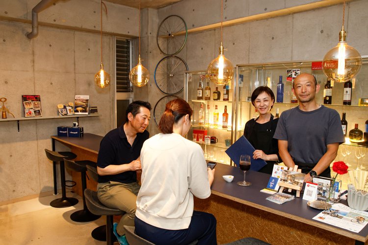 横尾夫妻と焙煎士の山下敦子さんが常連と語らう。 