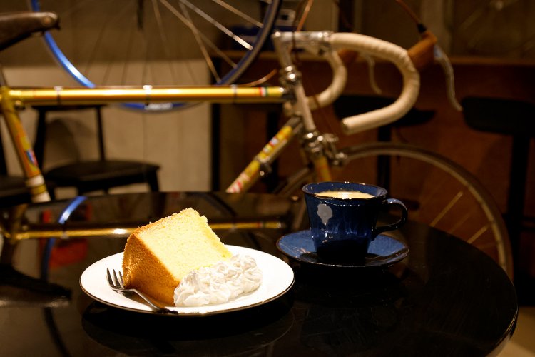 週末限定自家製シフォンケーキとオリジナルブレンドのセット700円。