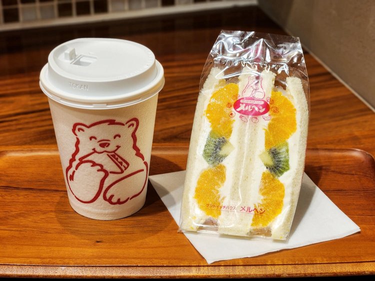 東京駅限定 みかんとキウイのチーズケーキ テイクアウト540円、イートイン550円。有機栽培アイスコーヒー テイクアウト540円、イートイン550円。