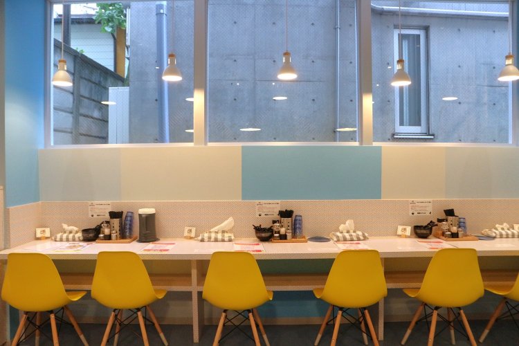 壁を向いたカウンター席は一人でも気を遣わずに食事ができる。