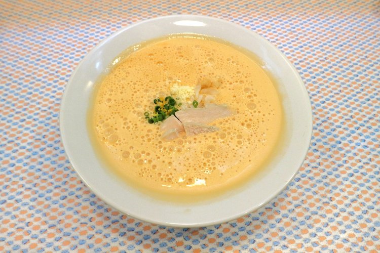 看板メニューのオマール海老湯は一杯990円。