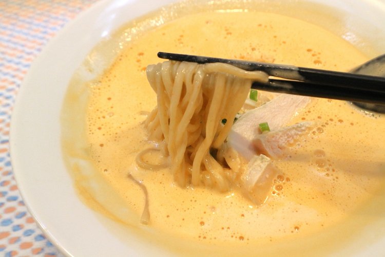 もちもちの麺がスープによく絡む。しっとりとした鶏チャーシューもスープと好相性！