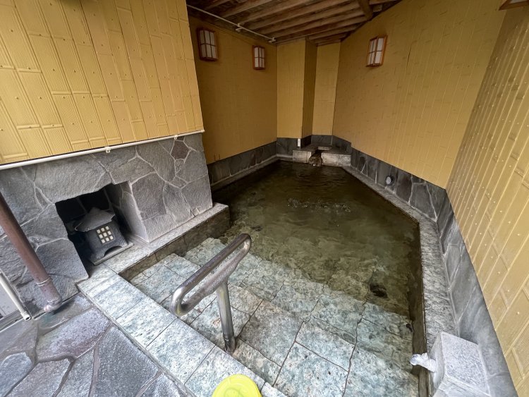 灯籠（とうろう）が和の雰囲気を出しています。