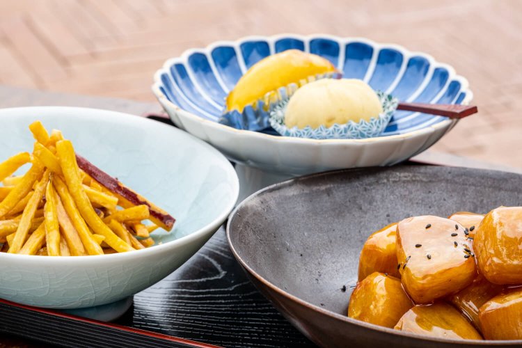 口当たりがよく、蜜がしっかり混ざるよう丁寧に面取りした大学芋100g 324円（右）、芋けんぴ100g 345円（左）、スイートポテト280円（中央奥左）、芋ようかん216円。