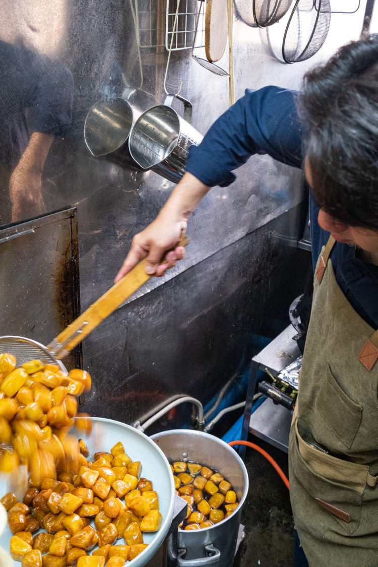 蜜に絡めた大学芋はすぐさま店頭へ運ばれる。揚げたては格別なので開店直後が狙い目だ。