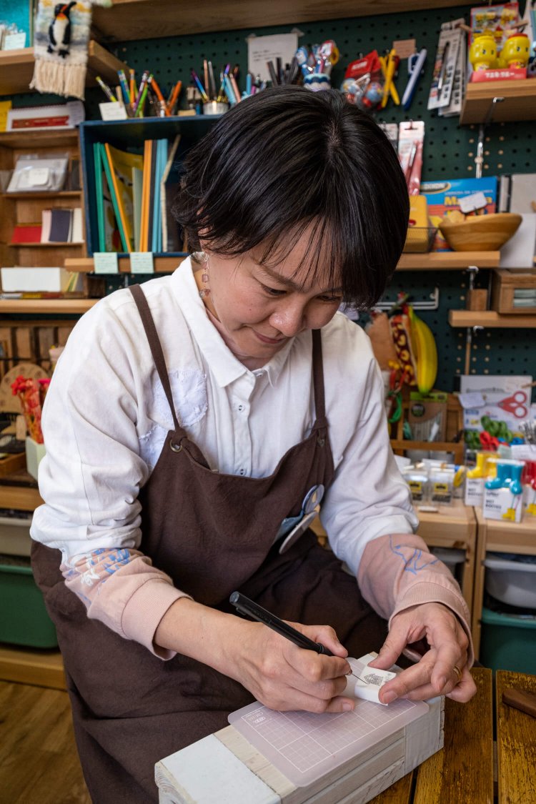 相談のうえ、世界にたった一つの消しゴムはんこを作ってもらえる。