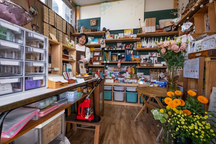 色とりどりの文具がぎゅっと詰まった心躍る店内。店舗前では不定期で、花屋さんやキッチンカーの出張販売も行われる。