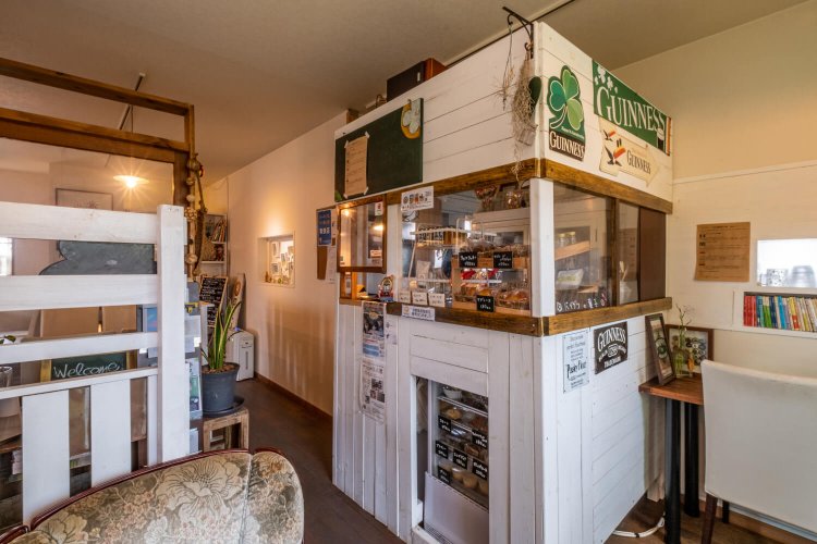 店内インテリアもほとんどがご主人のDIYによるもの。座る席によって印象が大きく異なるのも面白い。