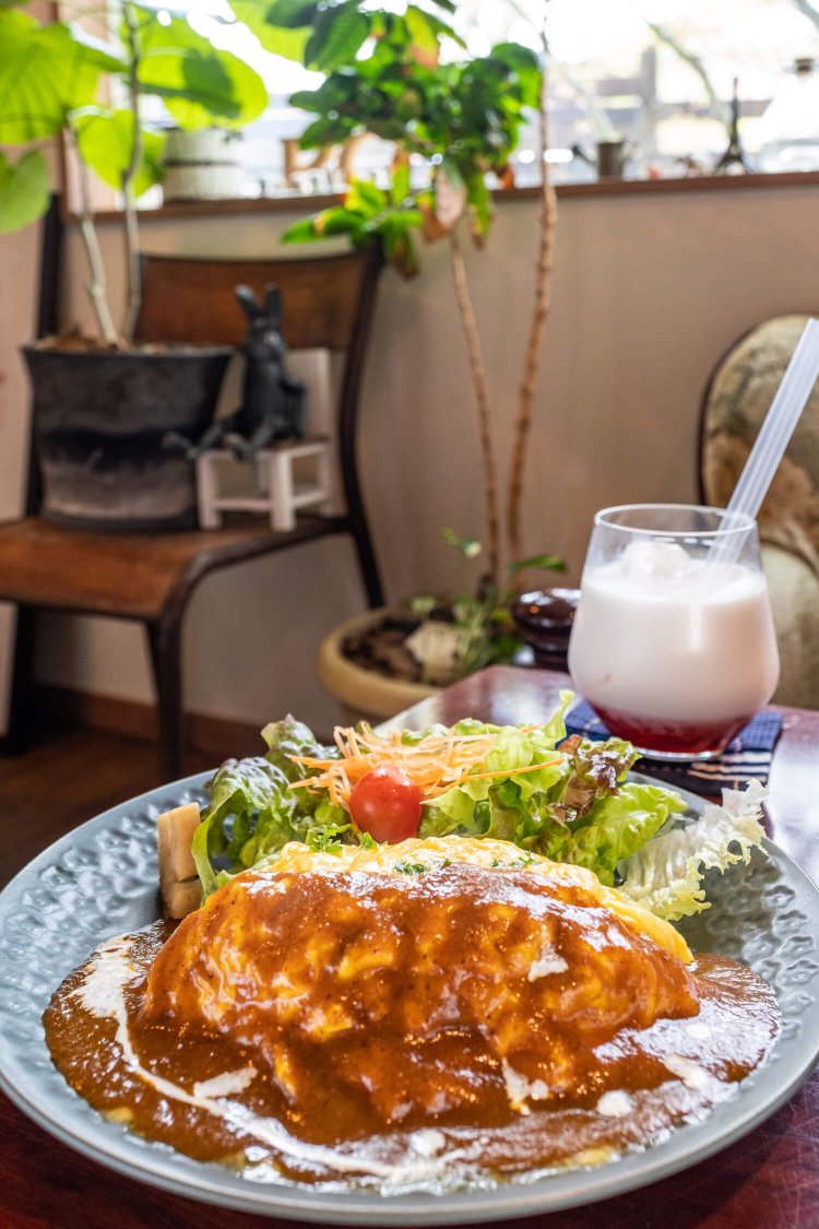 ふわとろ食感のオムライス980円といちごミルク470円。セットの場合100円引き。