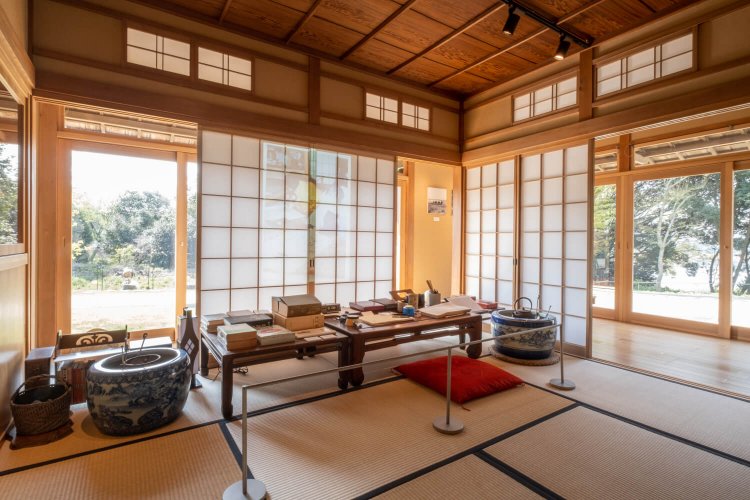 展示棟内にある書斎を一部再現した展示室。