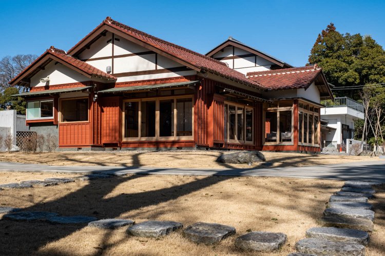 明るく開放的な庭から見た展示棟。敷地内は自由に散策でき、ギャラリー兼案内コーナーの抱樸舎（ほうぼくしゃ）も見学可能。