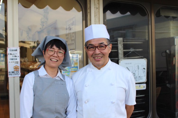 店主の宮地唯光さんと妻の朋子さん。ポップ類は朋子さんが担当。