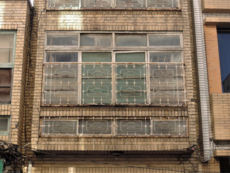 富士山のデザインの鉄窓花は、日本統治時代の名残か。