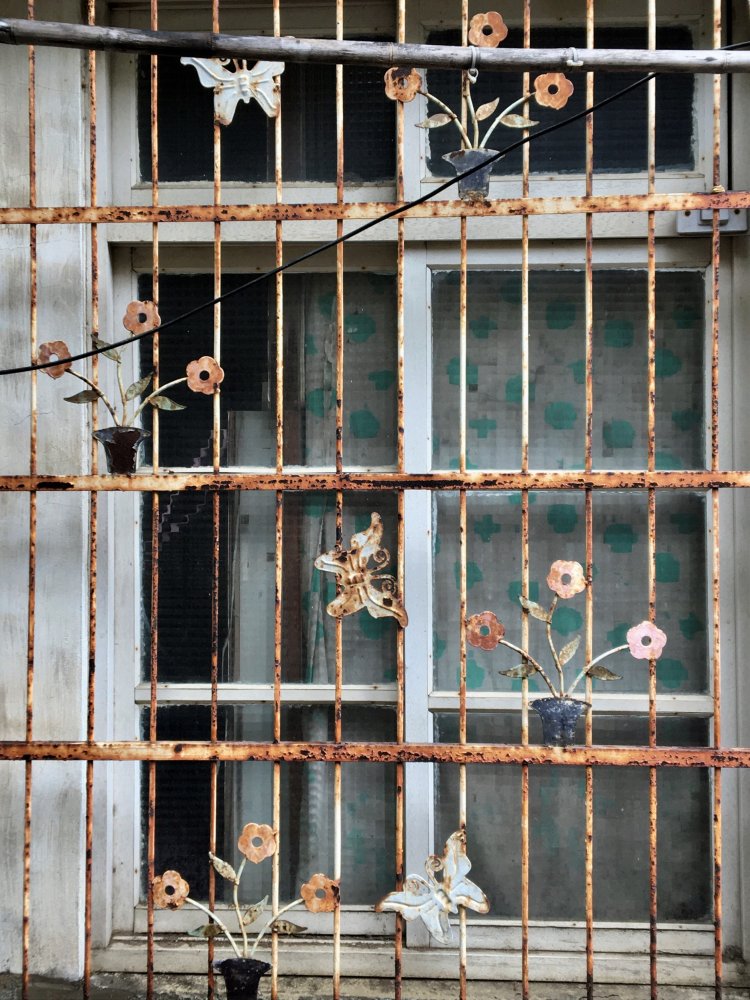 鉢植えの間を蝶が舞うバージョンも。