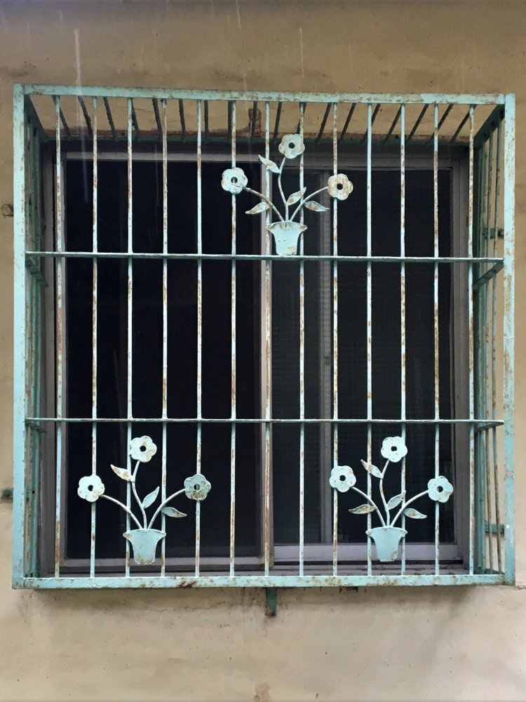 鉢植えのデザインはおなじみ。