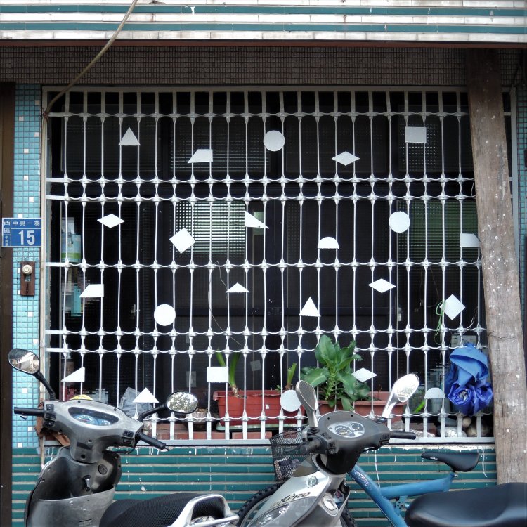 直線の間に丸・四角・三角のプレート。遊び心のあるデザインが目を引く。