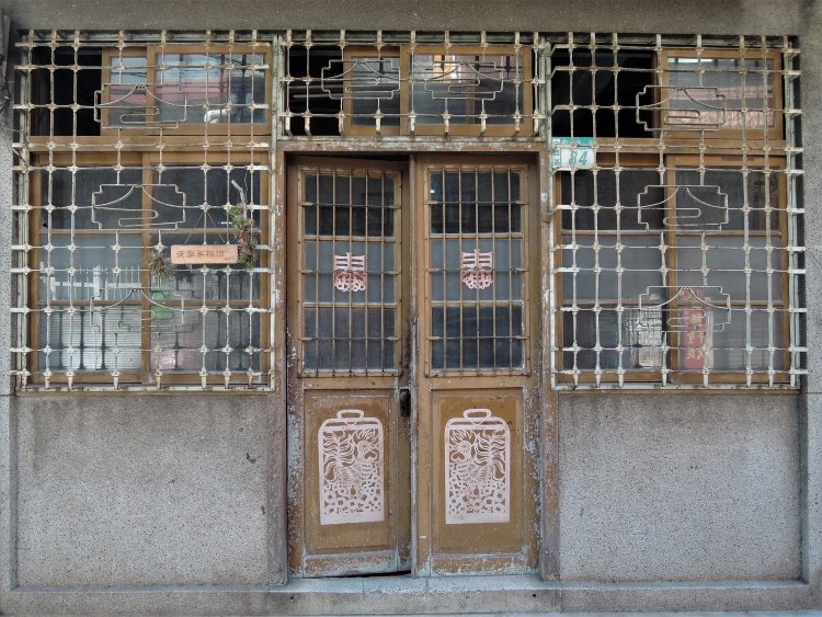 ちまき店の窓辺に富士山の鉄窓花。台南にて。