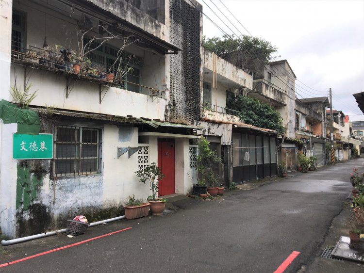 2階建ての住宅が並ぶ、苗栗の路地。