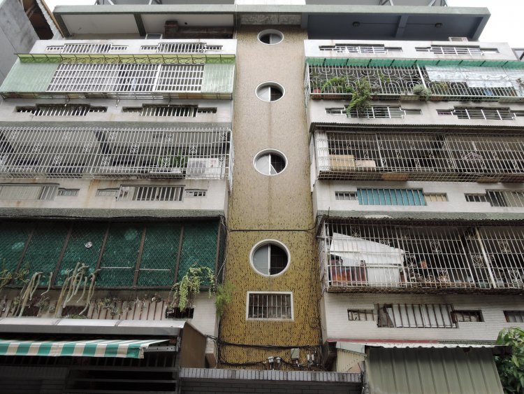 部屋ごとに違うデザインの鉄窓花。