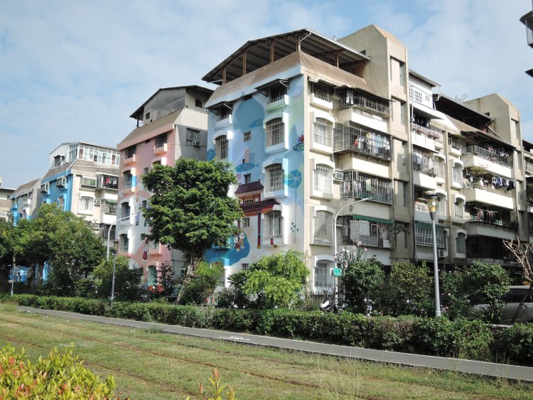 台湾・高雄の集合住宅。よく見るとどの部屋も、ベランダが鉄格子で覆われている。