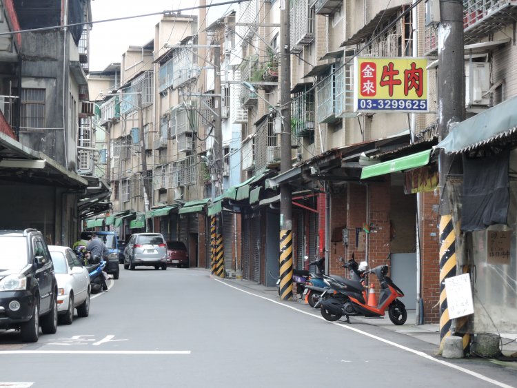 台湾の町並みとともに、「鉄窓花のある風景」を記録する。