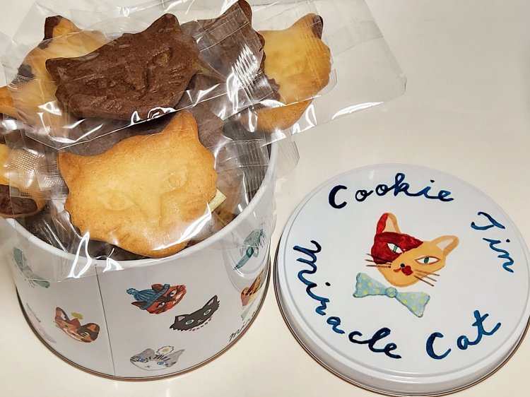 神様のいたずら ネコクッキー缶15枚入2600円。