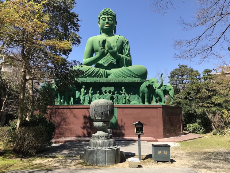 説法を聞きに、人や動物が集まっている。