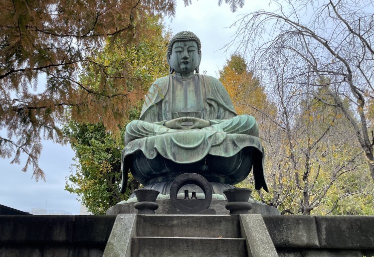 文京区の吉祥寺には定印の大きな釈迦如来像が。