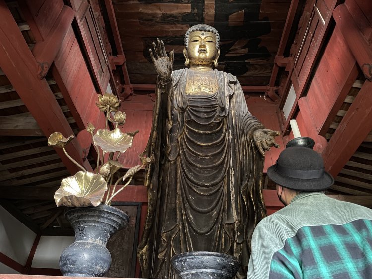 厚木市妙傳寺の釈迦如来立像。