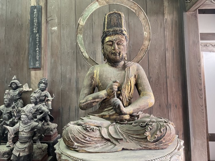 大日如来は他の如来とビジュアル的にも一線を画す。