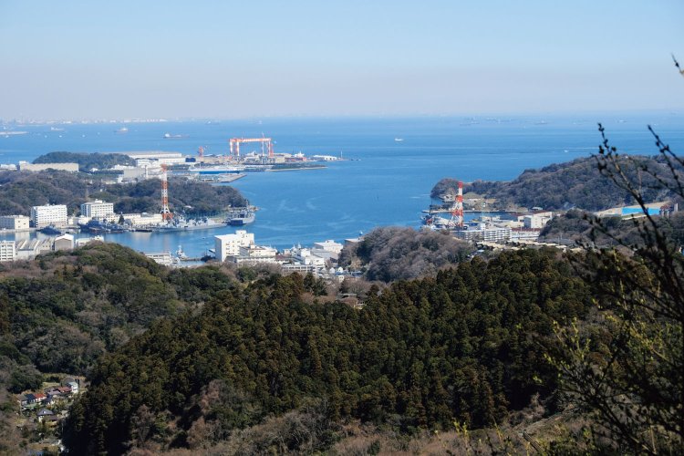 乳頭山山頂からは北側の展望が開け、横須賀線の田浦駅の北東側に広がる長浦湾がよく見える。海上自衛隊の施設などがある。