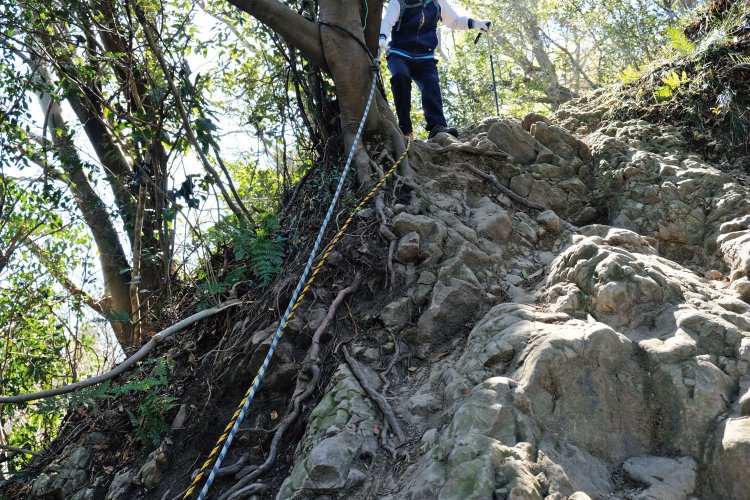 乳頭山近くの、ちょっとした岩場。ロープがあるため危険ではないが、慎重に。