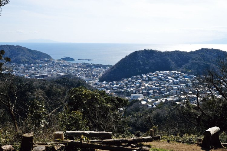 標高189ｍの戸根山は山頂が切り開かれて眺望が素晴らしい。葉山の街並みや相模湾など。この先の仙元山からの眺望もほぼ似たような風景。