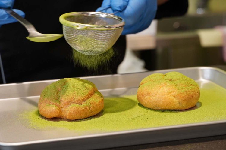 濃厚でクリーミーな抹茶クリームが口の中に広がり、抹茶の旨味としっとりとしたシュー生地との調和もよい。