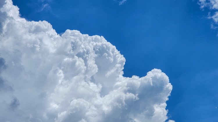 夏によく見るモクモクした雲　その姿はまるで大男のよう！？