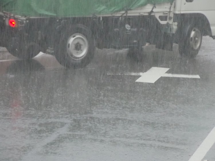短い時間に大雨になるときは道路が冠水するおそれも　車の運転は要注意。