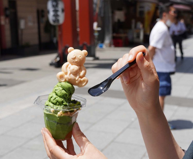 アイスには、石臼挽き一番茶葉を2.5～3.5%と贅沢に使っている。