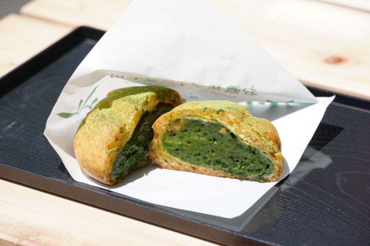 生地からあふれんばかりの抹茶クリーム。
