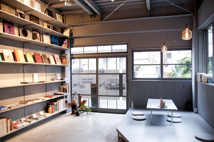 格子戸やサクラの木の腰壁などの意匠をシルバー色に塗り替えてモダンに変身。