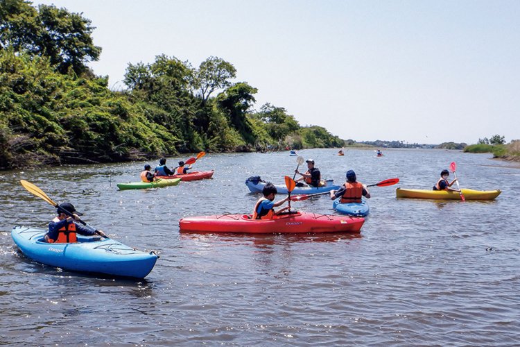 日本カヌー連盟公認指導員がパドル操作や沈脱の要領などをレクチャーしてくれる。