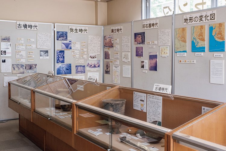 センター入り口にある埋蔵文化財展示コーナーでは町内の遺跡や貴重な出土品を時代別に紹介。