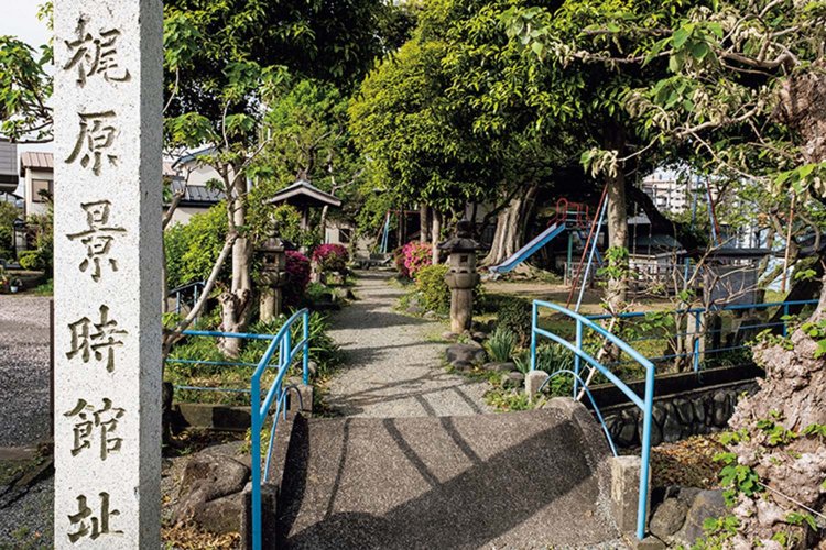 小さな児童遊園の入り口に館址を示す石碑が置かれている。